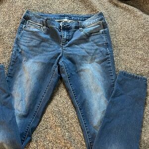 Junior’s skinny jeans, stretchy denim